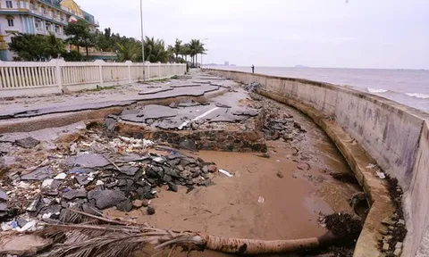 Sắp vào hè, bãi biển nổi tiếng ở Thanh Hóa vẫn ngổn ngang