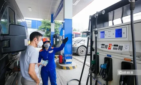 Giá xăng tăng thêm hơn 2.000 đồng, vượt 29.000 đồng/lít trong đêm