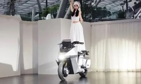 Xe máy điện tự cân bằng đầu tiên trên thế giới được sản xuất hàng loạt