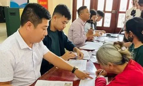 Người dân nhận tiền đền bù tại dự án khu công nghiệp gần 240ha do Vingroup đầu tư