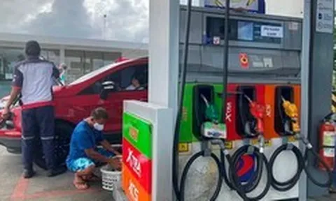 Giá xăng ở Thái Lan hơn 51.000 đồng/lít, Lào, Campuchia đóng cửa nhiều cây xăng, Việt Nam gây bất ngờ