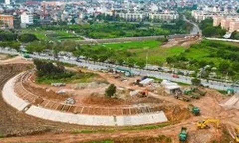 Nhộn nhịp thi công trên công trường thoát nước nghìn tỷ ở Long Biên