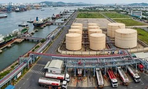 Doanh nghiệp đề xuất đầu tư kho xăng dầu dưới 5.000m3 tại vị trí tiếp giáp mặt nước, gần cửa biển: Chủ tịch UBND tỉnh nói gì?