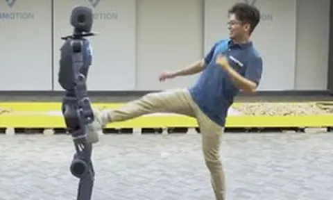 Robot hình người do công ty thuộc Vingroup phát triển gây bất ngờ khi tự đứng dậy, leo dốc