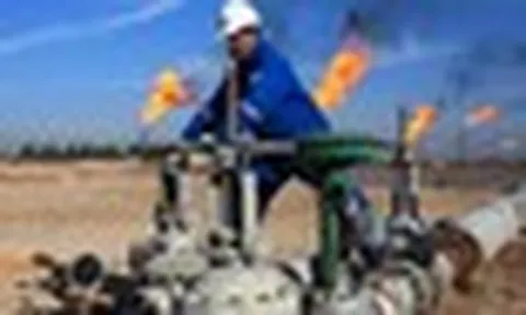 Quốc gia xuất khẩu hàng tỷ thùng dầu mỗi năm thông báo đại hạ giá dầu với điều kiện không tưởng: Người mua phải tự đi qua eo biển Hormuz nhận hàng