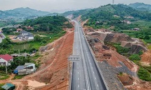 Huy động 2.600 người, 1.200 thiết bị cho dự án cao tốc dài 60km, liên danh Đèo Cả chỉ còn hơn 1 tuần để hoàn thành đoạn tuyến quan trọng