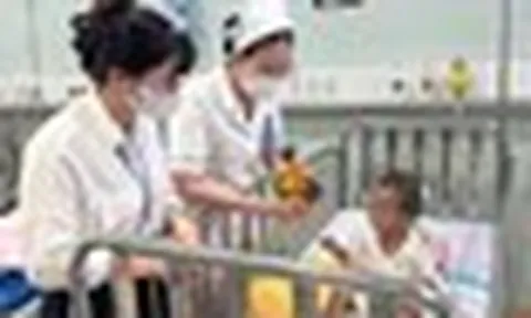 Những hình ảnh mới nhất tại bệnh viện của em bé 2 tuổi bị bạo hành nghiêm trọng