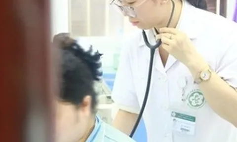 Người mẹ trẻ ôm con ra ban công sau nhiều tuần trầm cảm sau sinh