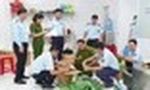 "Đột kích" xưởng sản xuất hàng chục ngàn chai dầu gió giả ở Tây Ninh