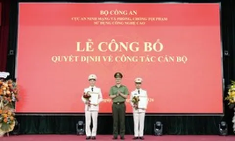 Về Bộ Công an, Chủ tịch và Tổng Giám đốc FPT Telecom được phong cấp thượng tá