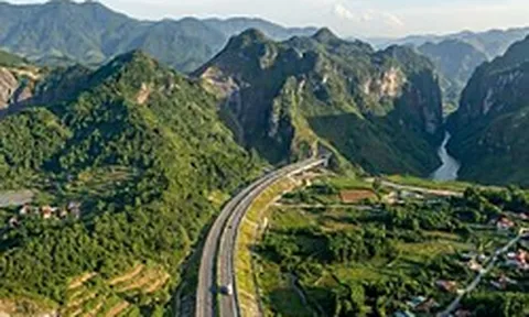 Đoạn tuyến dài 22km thuộc dự án cao tốc 43.700 tỷ băng qua 2 con đèo hiểm trở: Huy động hàng trăm người và thiết bị thực hiện, nhiều 'điểm nghẽn' cần tháo gỡ