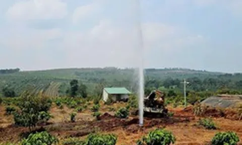 Đào đất, người dân Việt Nam phát hiện cột khí kèm nước phun cao 15m, chuyên gia lập tức vào cuộc