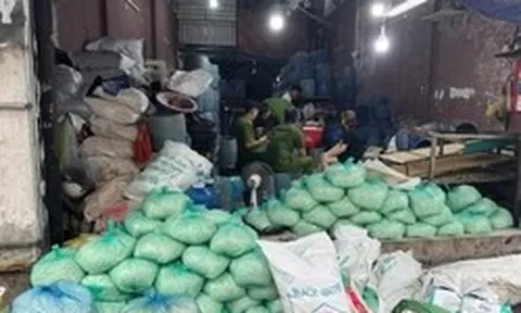TPHCM: Bắt 4 người sản xuất, bán ra thị trường hơn 1.000 tấn giá đỗ ngâm hóa chất cấm