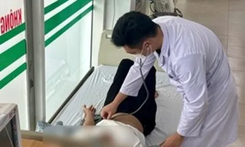 Choáng váng do trời nắng gắt, nam shipper đâm vào ô tô