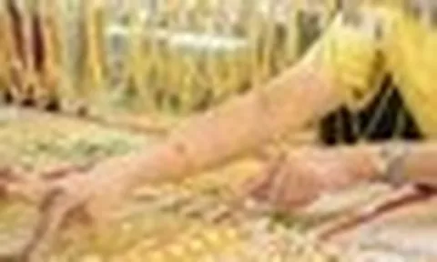 Giá vàng lao dốc mạnh, có nên xuống tiền mua lúc này?
