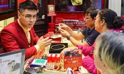 Tại sao giá vàng giảm mạnh, nhà đầu tư có nên bán cắt lỗ lúc này