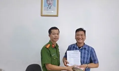 Tài khoản bất ngờ nhận 137,763 triệu đồng lúc 23h45, chàng trai ở Hàn Quốc lập tức gọi về Việt Nam: Người cha rút toàn bộ tiền mặt giao cho công an