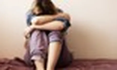 Bé gái 13 tuổi nhịn ăn sáng để dành tiền tự đi khám tâm lý, nói 1 câu khiến bác sĩ phải suy ngẫm