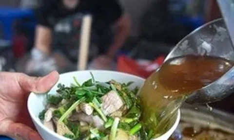 Nghịch lý: Giá xăng giảm liên tiếp, giá thực phẩm vẫn 'giậm chân tại chỗ'