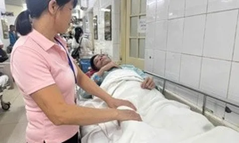 Tai nạn bất ngờ đẩy gia đình nghèo vào đường cùng: "Tôi chỉ mong chồng còn hy vọng để con còn có bố"