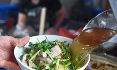 Chủ hàng phở nói lý do 'neo' giá cao dù xăng dầu giảm liên tiếp