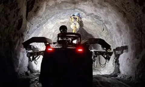 Hàng nghìn kỹ sư, công nhân Việt Nam xẻ núi xây “quái vật ngầm” 21.100 tỷ đồng, cao bằng toà nhà 17 tầng trong lòng núi