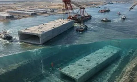 Phát hiện 10 khối bê tông đúc sẵn nặng 46.000 tấn được đánh chìm xuống nước, công trình đường hầm ngầm quy mô lớn lộ diện