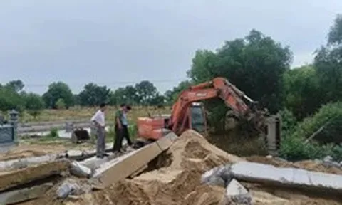 Vụ lăng mộ ‘khủng’ trên đất trồng cây: Tháo dỡ 2 công trình trái phép