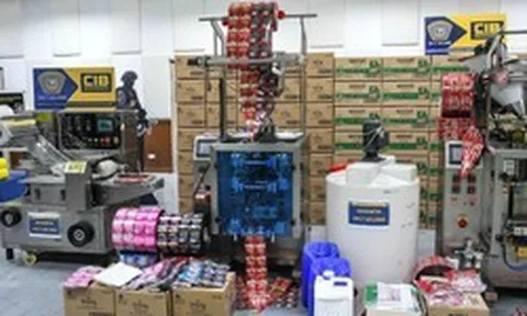 Đột kích 2 căn nhà, công an phát hiện đường dây sản xuất ca cao, nước xả vải và cà phê giả, tịch thu hơn 220.000 sản phẩm