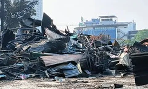 Hiện trường tan hoang sau vụ cháy dãy nhà hàng, kho xưởng ở Hà Nội