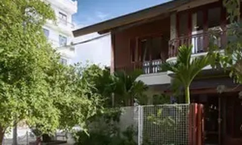 Mái ngói, hiên rộng cho nhà trong thành phố
