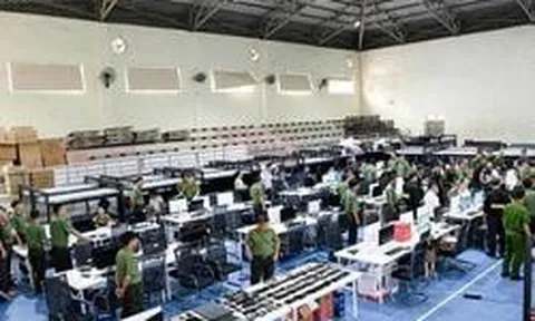Nhóm lừa đảo xuyên quốc gia bị phát hiện vì... "quá ồn ào": Khám xét khẩn cấp đại bản doanh, tạm giữ 73 bộ máy tính, 134 ĐTDĐ, 34 USB