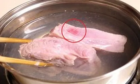 Luộc thịt mãi vẫn hồng, có phải nguồn nước bẩn? Chuyên gia nói điều ít người biết