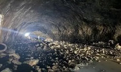 Khối đá lớn đổ sập, hầm duy nhất Việt Nam trải bê tông nhựa toàn bộ lóe sáng, 1.500 người hò reo vì thành công lớn
