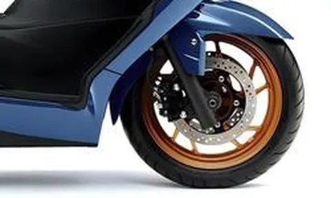 Suzuki Burgman 400 ABS trình làng bản nâng cấp tương thích xăng E10, gây sức ép lên Honda SH350i và Yamaha XMAX 300