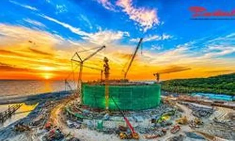 Hai “siêu cẩu” 1.450 tấn cùng nâng khung thép 125 tấn cho nhà hát APEC