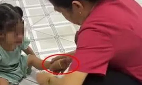 Vụ "cô giáo mầm non" liên tục bắn dây chun vào chân bé gái: Khi niềm tin của người mẹ bị gặm nhấm bởi những con sâu mọt