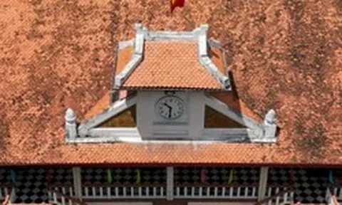 Độc lạ chiếc đồng hồ trăm tuổi gắn với ngôi trường hơn 120 năm ở TPHCM