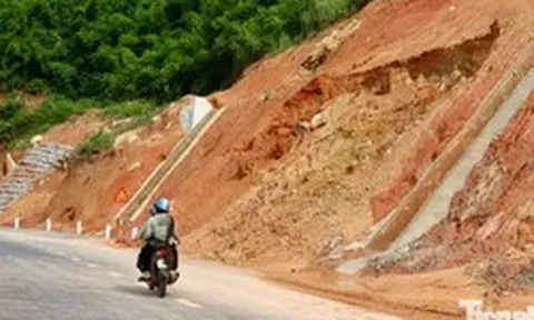 Đường xuyên núi Đà Lạt - Buôn Ma Thuột vừa thông xe đã sạt lở: Kiến trúc sư chỉ ra điểm yếu
