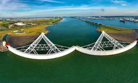 Phát hiện hai cánh cửa khổng lồ dài 210m được đặt sát nhau dưới biển, công trình lá chắn độc nhất lộ diện