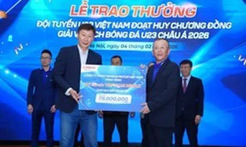 Chiếc xe máy đặc biệt HLV Kim Sang-sik được tặng sau chiến tích của U23 Việt Nam