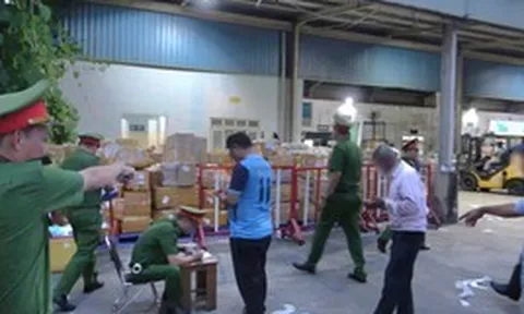 Công an kiểm tra nhiều nhân viên tại sân bay ngay trong giờ làm việc