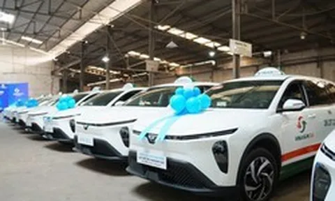 Giữa sức ép taxi điện, Vinasun lập tức bổ sung VinFast Limo Green vào đội xe