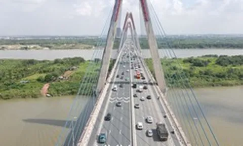 Lắp biển báo khoảng cách trên cầu Nhật Tân không phải nhằm mục đích xử phạt