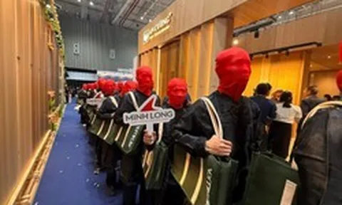 Hàng chục người mặc đồ đen, trùm kín mặt bằng vải đỏ xuất hiện tại TP.HCM: Chuyện gì đang xảy ra?