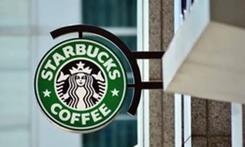 Một tập đoàn nhận hơn 1.100 cửa hàng Starbucks, còn được trả thêm 340 triệu USD