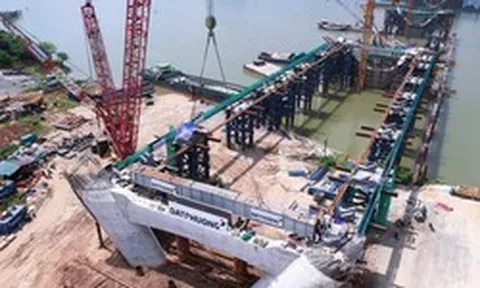120 tấn kết cấu thép được đưa vào vị trí, "siêu cầu" vượt sông Hồng 16.200 tỷ đồng nối khu phố cổ với Long Biên bước vào giai đoạn quan trọng