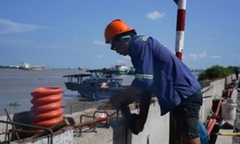 Công nhân 'đội nắng, thắng mưa' thi công đê kè tại siêu dự án ở TP.HCM