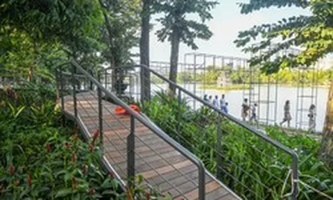 Công nhân gấp rút hoàn thiện 'dải lụa' uốn lượn quanh Hồ Gươm