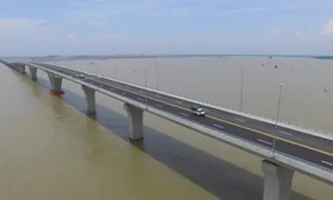 Việt Nam sở hữu một đường hầm dài 4,5km với 88 khoang bê tông đúc sẵn nằm bên trong cây cầu vượt biển dài nhất cả nước 16km kết nối “thành phố cảng” với đảo chỉ mất 5 phút đi xe